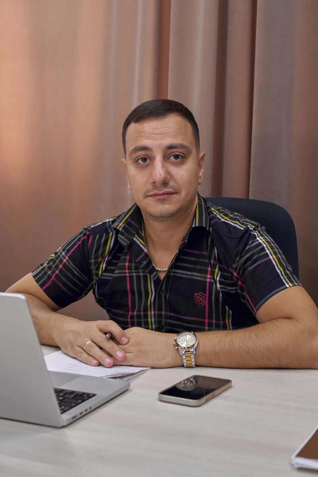 Основатель MTFORCE за рабочим столом